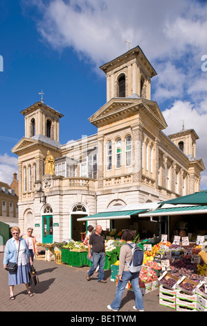 Les gens du shopping au marché, Kingston upon Thames, Surrey, Royaume-Uni Banque D'Images