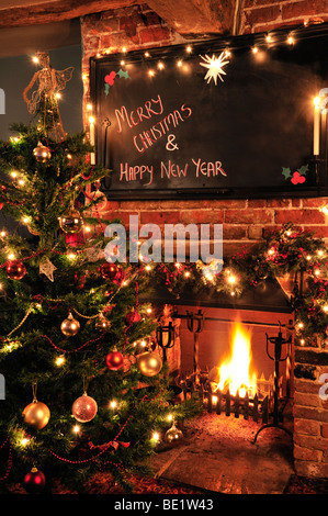 Un feu dans un pub anglais traditionnel à Noël, le Red Lyon, Hurley, Berkshire, Royaume-Uni Banque D'Images