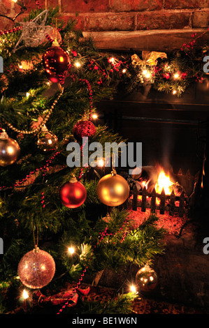 Un feu dans un pub anglais traditionnel à Noël, le Red Lyon, Hurley, Berkshire, Royaume-Uni Banque D'Images