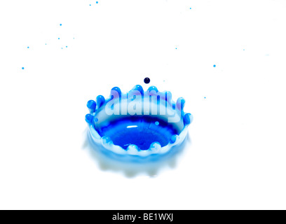 L'impact des gouttelettes d'encre haut-débit technique photographique montrant coronet qui forme après une gouttelette frappe la surface d'un liquide Banque D'Images