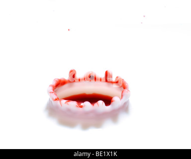 L'impact des gouttelettes d'encre haut-débit technique photographique montrant coronet qui forme après une gouttelette frappe la surface d'un liquide Banque D'Images