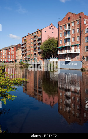 Le centre-ville de Leeds, les immeubles commerciaux et résidentiels, y compris les appels à l'atterrissage, converti de entrepôts sur la rivière Aire Banque D'Images