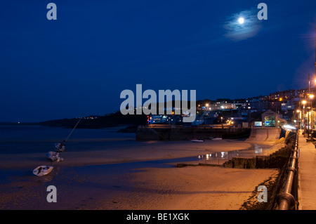 St Ives Harbour de nuit avec la marée des prises de la Wharf Road Banque D'Images