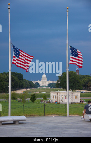 Drapeaux en berne près du Monument de Washington, avec le Capitole à l'arrière-plan, Washington DC, USA Banque D'Images