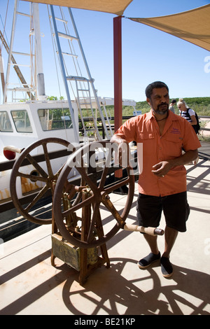 Neville Poelina - anciens autochtones Pearl Diver sur le pont d'un perlant en ligne dans l'ouest de l'Australie Broome musée Banque D'Images