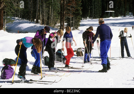 Enseigner aux gens comment l'homme de ski, Badger Pass, Yosemite National Park, Californie Banque D'Images