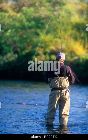 L'homme Pêche de mouche sur la rivière Kwethluk, Alaska Banque D'Images