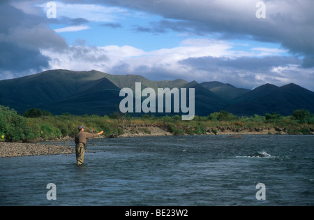 L'homme Pêche de mouche sur la rivière Kwethluk, Alaska Banque D'Images