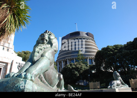 Le Parlement néo-zélandais ou ruche lors d'une journée ensoleillée, y compris les lions du War Memorial avec ciel bleu clair Banque D'Images