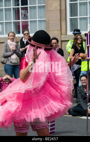 Artiste de la rue de sexe féminin International 2009 Ashbourne Streetfest du théâtre de rue et arts Festival à Ashbourne Derbyshire Banque D'Images