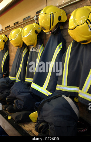 Fire Fighter's Uniforms raccrocher dans une caserne de Banque D'Images