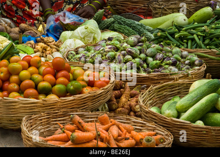 Dans des paniers de légumes dans le marché en plein air dans le sud de l'Inde Banque D'Images