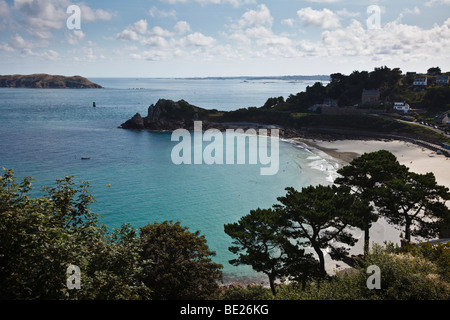 Plage de Trestrignel et vue vers la pointe du château et l'Île Tomé, Perros-Guirec, Côte d'Armor, Bretagne, France Banque D'Images