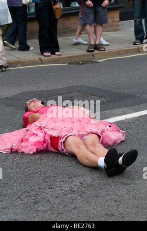 Artiste de la rue de sexe féminin International 2009 Ashbourne Streetfest du théâtre de rue et arts Festival à Ashbourne Derbyshire Banque D'Images