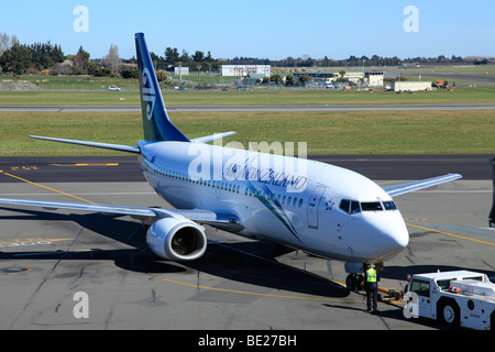 Air New Zealand Boeing 737 poussé par un remorqueur de la porte à l'Aéroport de Christchurch, Canterbury, île du sud, Nouvelle-Zélande Banque D'Images