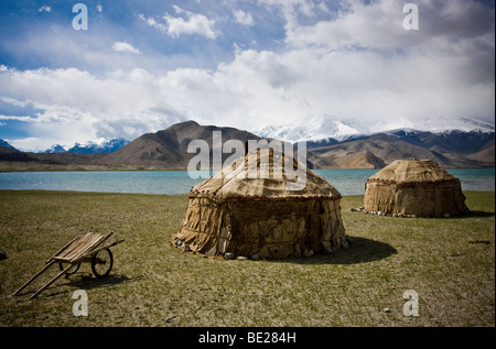 Les yourtes kirghizes à l'extrémité nord du lac Kara Kul dans l'ouest de la Chine. Banque D'Images