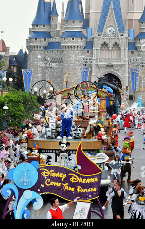 Défilé de Magic Kingdom À WALT DISNEY WORLD - 13 avril : Mickey et amis à Magic Kingdom Disney Dreams come true Parade Banque D'Images