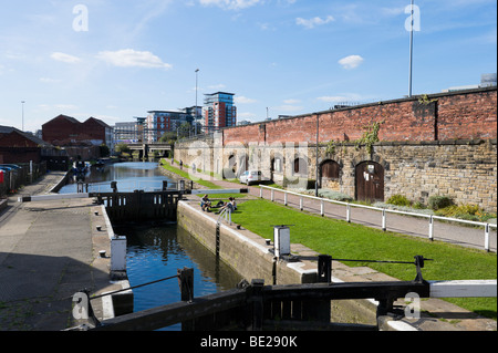 Serrure sur le quai du canal Leeds-Liverpool près de grenier, Leeds, West Yorkshire, Angleterre Banque D'Images