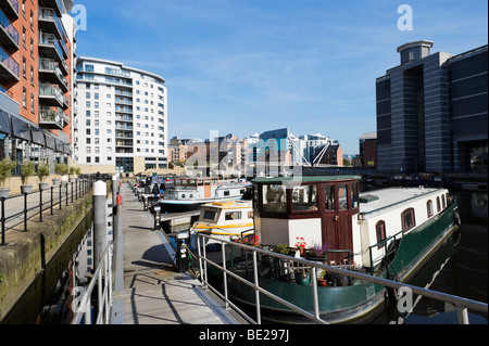 Les bateaux-maisons et appartements sur la rivière Aire avec le Royal Armouries derrière, Clarence Dock, Leeds, West Yorkshire, Angleterre Banque D'Images