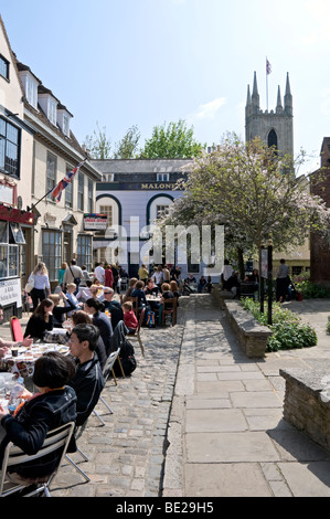 Les gens de manger en plein air, Church Street, Windsor, Berkshire, Angleterre Banque D'Images
