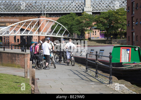 Manchester England UK Groupe de cyclistes sur le bassin du canal de halage du Castlefields de la ville Banque D'Images