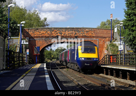 Un premier grand Western TVH traverse bientôt pour être électrifié Appleford avec un Hereford - service Paddington le 20/08/09. Banque D'Images