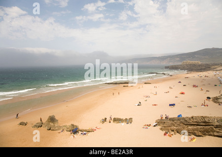 Les gens se baigner sur une plage de sable à proximité de Cabo da Roca au Portugal. Banque D'Images