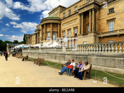 Les touristes visitant l'intérieur de Les jardins de Buckingham Palace. Banque D'Images