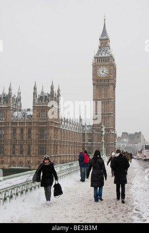 Les touristes à pied à travers l'accumulation de neige sur le pont de Westminster, près de Big Ben, Londres, Angleterre, 2009 Banque D'Images