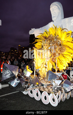 Un artiste interprète ou exécutant sur un flotteur au Thames Festival nuit Carnival procession dans le centre de Londres, Royaume-Uni Banque D'Images