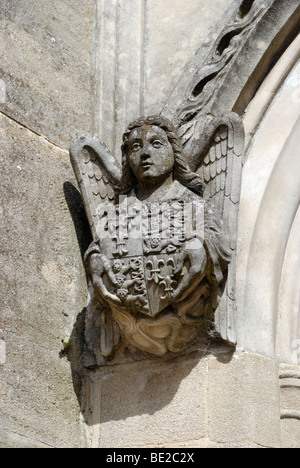 La sculpture médiévale d'un Ange tenant un bouclier sur l'extérieur de l'Chichester Market Cross, Sussex, England, UK. Banque D'Images