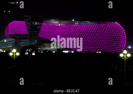 Hôtel Yas Viceroy éclairé la nuit sur la piste de course de Formule 1 où le grand prix est maintenu, Yas Island, Abu Dhabi Banque D'Images