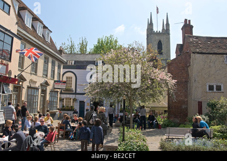 Les gens de manger en plein air, Church Street, Windsor, Berkshire, Angleterre Banque D'Images