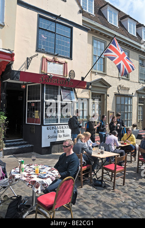 Les gens de manger en plein air, Church Street, Windsor, Berkshire, Angleterre Banque D'Images