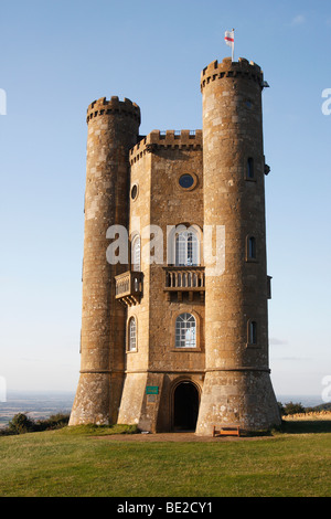 Broadway Tower et ciel bleu en été, Cotswolds, England, UK Banque D'Images