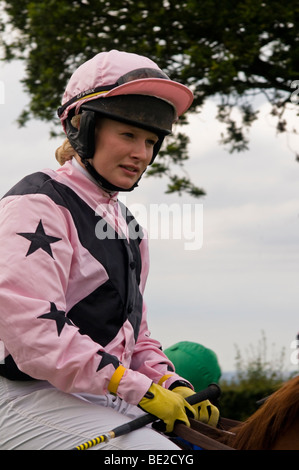 Une jeune femme jockey au début d'une course de chevaux, Beverley, East Yorkshire Banque D'Images