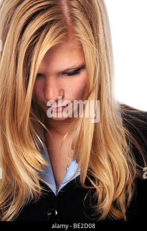 Portrait de belle jeune femme regardant vers le bas Banque D'Images