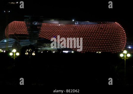 Hôtel Yas Viceroy éclairé la nuit sur la piste de course de Formule 1 où le grand prix est maintenu, Yas Island, Abu Dhabi Banque D'Images