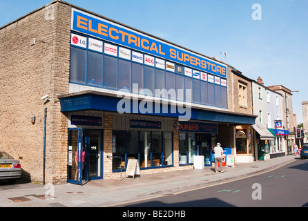 Superstore électrique dans le centre d'une petite ville de marché dans le Wiltshire England UK UE Banque D'Images