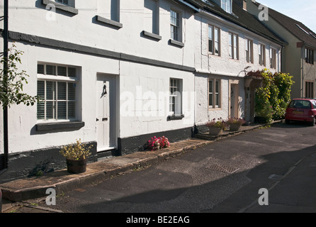 Rangée de maisons peintes en blanc exposée à Melksham UK Banque D'Images