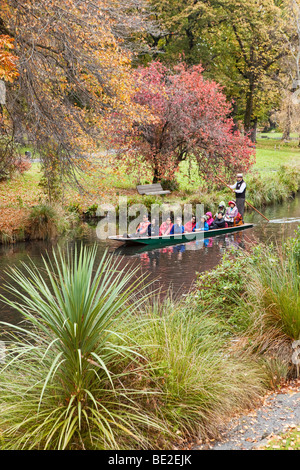 Les touristes en barque sur la rivière Avon à Christchurch, Nouvelle-Zélande Banque D'Images