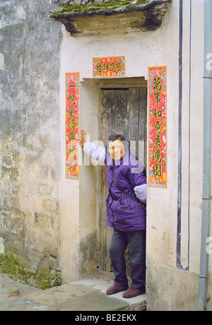 Femme chinoise à la recherche de porte de chambre Banque D'Images