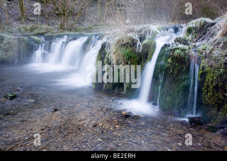 Cascade sur la rivière Lathkill à Lathkill Dale en hiver dans le Peak District, dans le Derbyshire, Banque D'Images