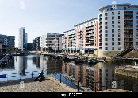 Les bateaux-maisons et appartements modernes sur la rivière Aire dans la zone réaménagée de Clarence Dock, Leeds, West Yorkshire, Angleterre Banque D'Images