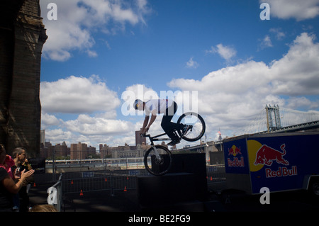 Cycliste Thomas Oehler, parrainé par Red Bull, utilise son vélo pour sauter par-dessus et autour d'obstacles Banque D'Images