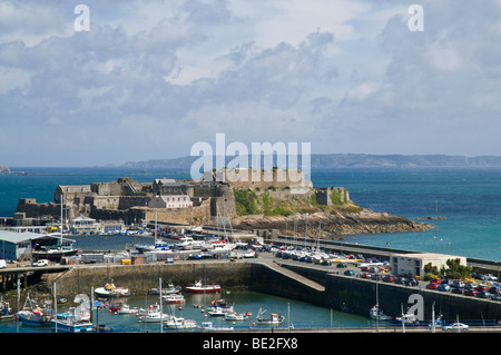 dh Castle Cornet ST PETER PORT GUERNESEY Castle Pier vue sur le port et les défenses du château Banque D'Images