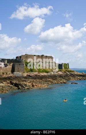 Château Cornet dh St Peter Port Guernsey un canoteur pagayant en bateau et remparts du château fort des murs Banque D'Images