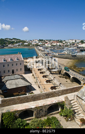 dh Castle Cornet ST PETER PORT GUERNESEY Castle Battlests remparts et jetée ville fort peters port bâtiment Banque D'Images