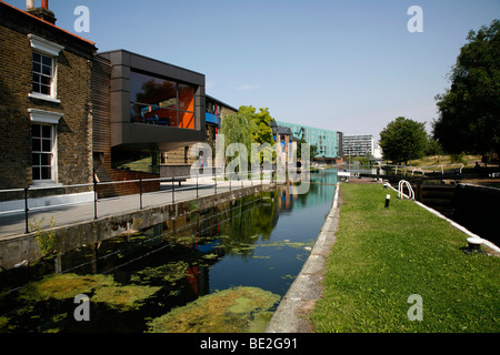 Regent's Canal à Mile End Lock, Mile End, London, UK Banque D'Images