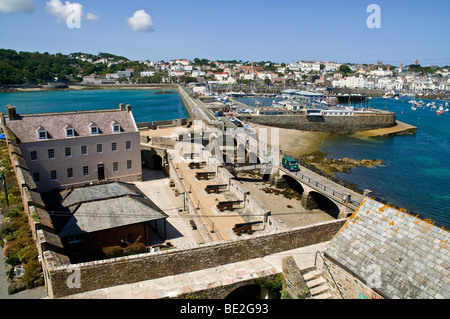 dh Castle Cornet ST PETER PORT GUERNESEY Castle Battlests remparts et Pier Harbour Town Building fort Banque D'Images